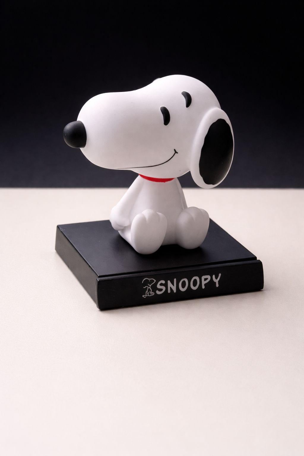 SNOOPY Action Figure Limited Edition Bobblehead with Mobile Holder for Car Dashboard, Office Desk & Study Table